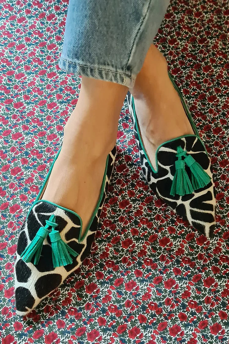 Capri | Loafer à bout pointu avec impression girafe et franges vertes